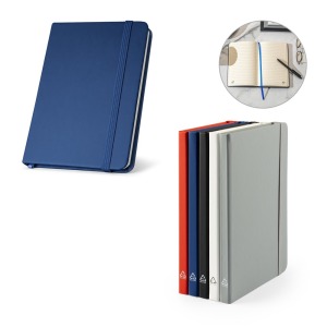 CAMPUS. Cuaderno A5 de tapa dura en PU reciclado al 35% con páginas rayadas.