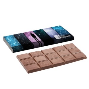 Gran barra de chocolate en el envase