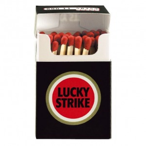 Caja de 58 fósforos de tapa abatible