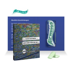 Tarjeta publicitaria con un paquete de chicles.