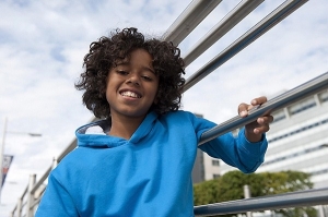 Sudadera infantil con capucha en contraste