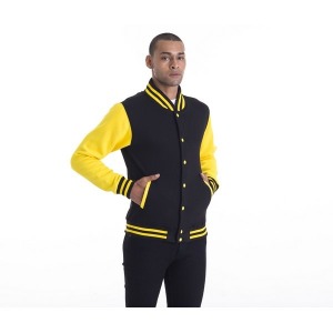 La chaqueta de béisbol de la universidad