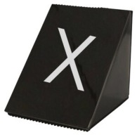 Cuña de puerta, acero cortado a medida, placa de zamac esmaltada, silicona protectora.