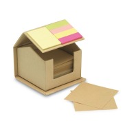 Caja de escritorio reciclada con hojas, notas reposicionables y marcadores picture