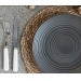 Assiette noire en grès, assiette publicidad