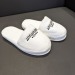 Chaussons de luxe en velours éponge avec logo brodé, Chausson ou pantoufle publicidad