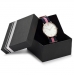 Mirar con las manos de un dandy, reloj analógico con manecillas publicidad