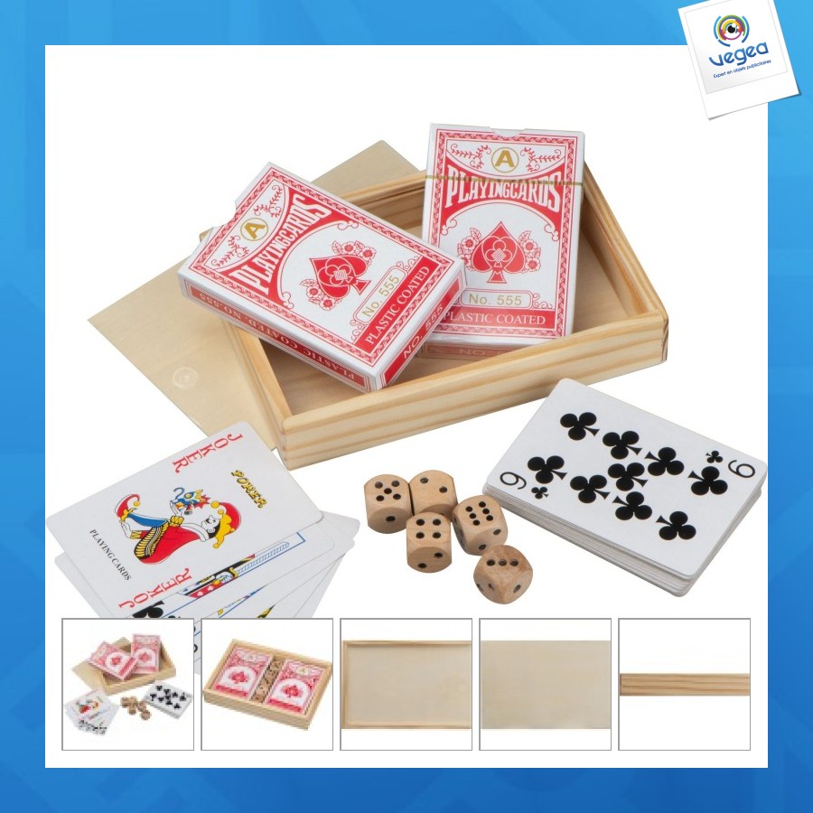 Cartas de juego en caja de madera con dado