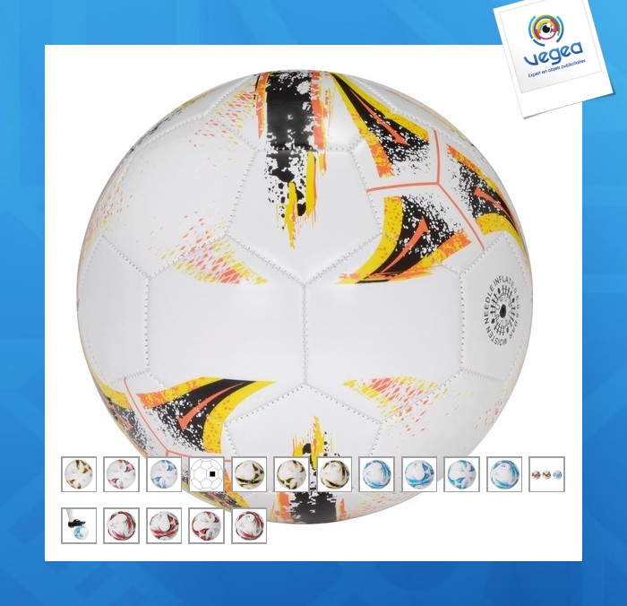 Patear un balón de fútbol