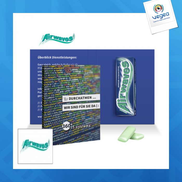 Tarjeta publicitaria con un paquete de chicles.