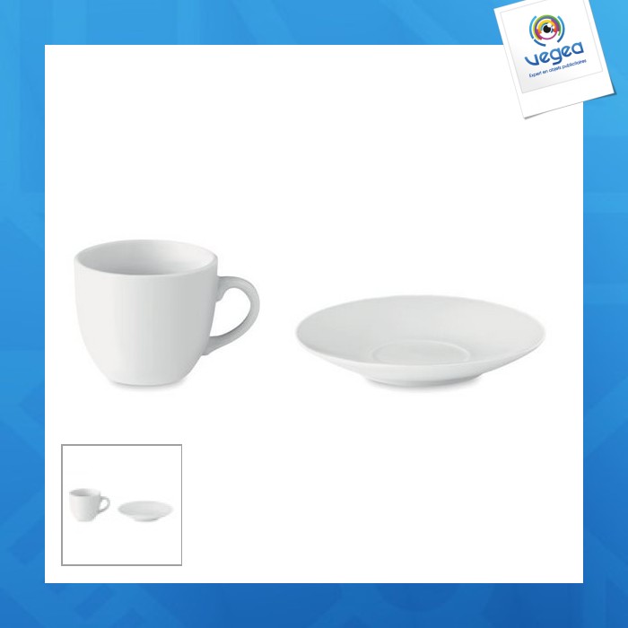 Taza de café de promoción con platillo